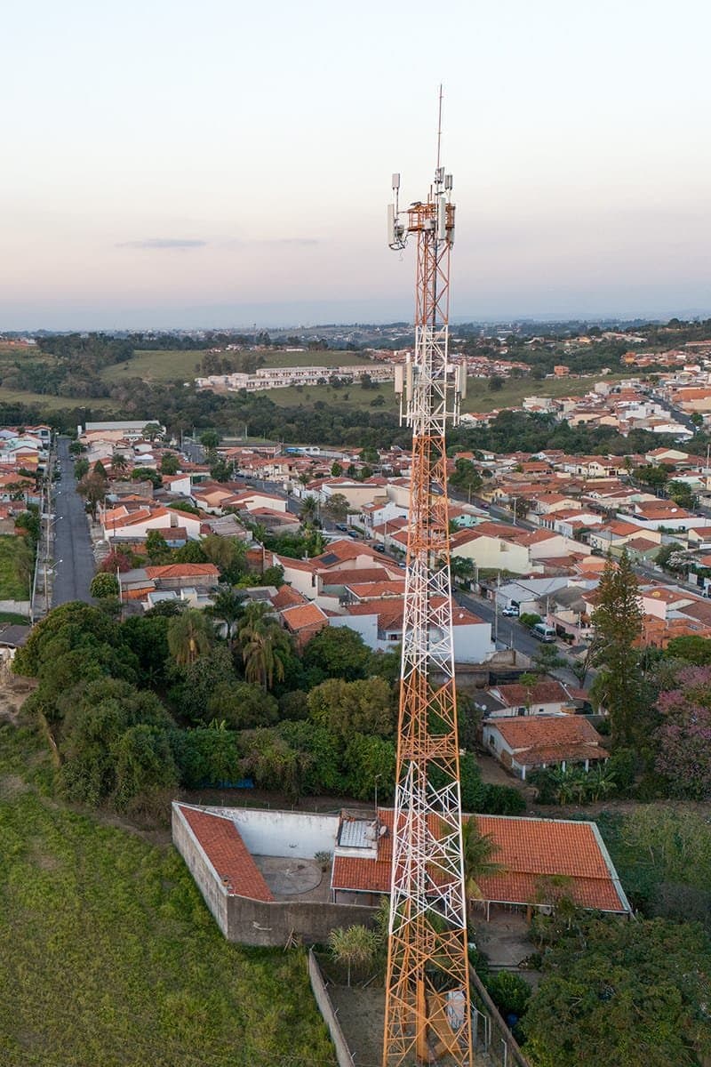 Inspeção de torre de telecomunicações com drone ao entardecer, captação de imagens em altura